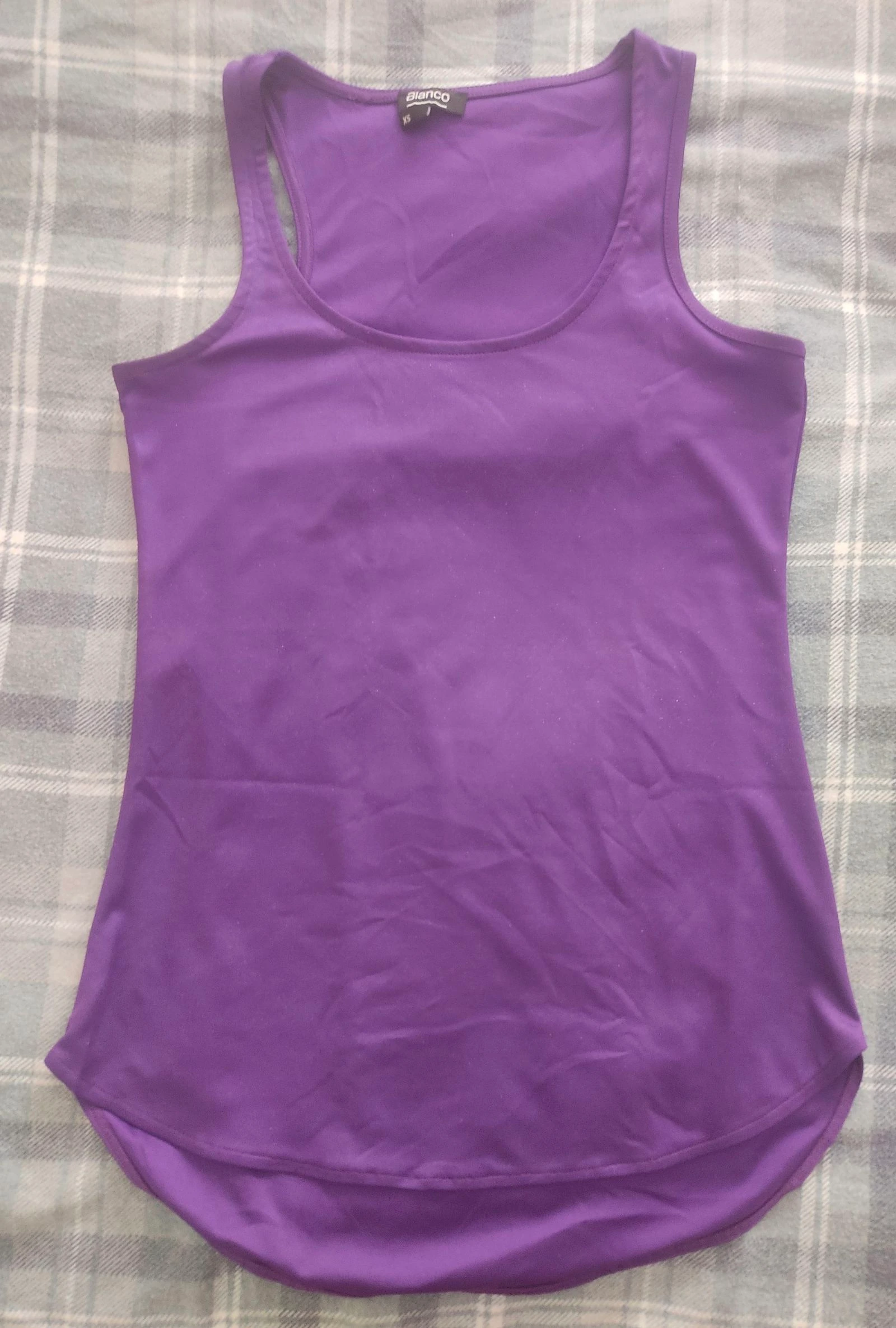 Camiseta morada con brillo 